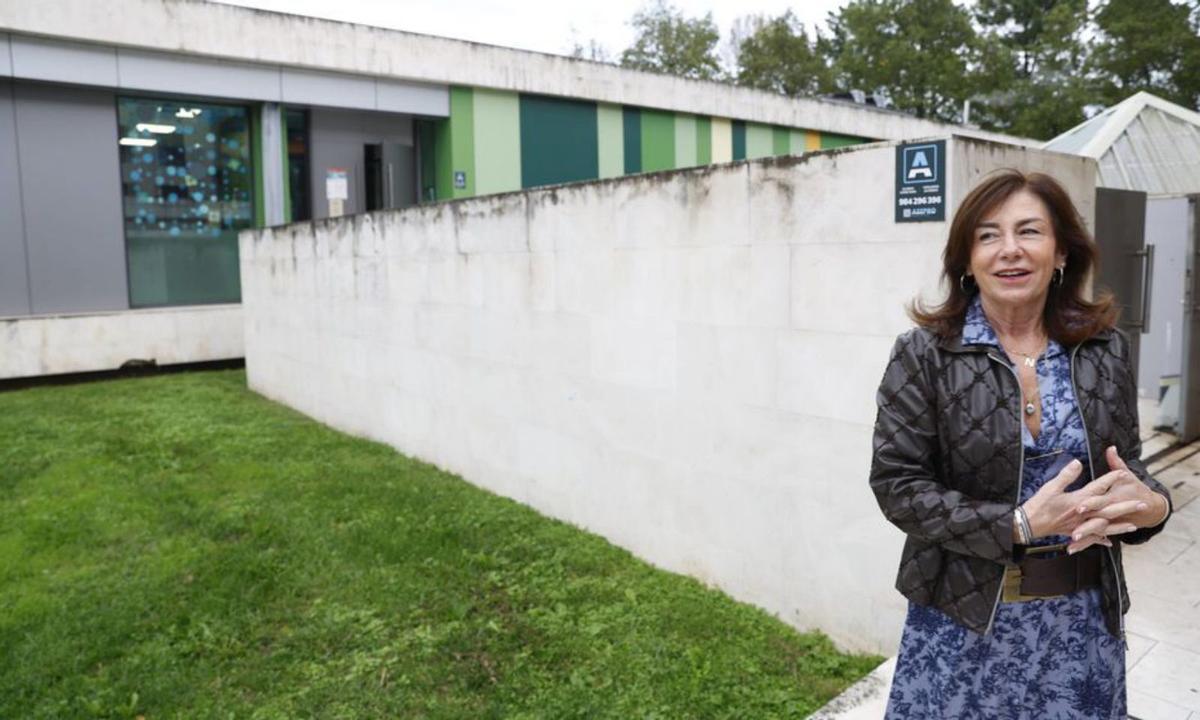 Nieves Sanz, a las puertas de la escuelina de Viesques, en Gijón.