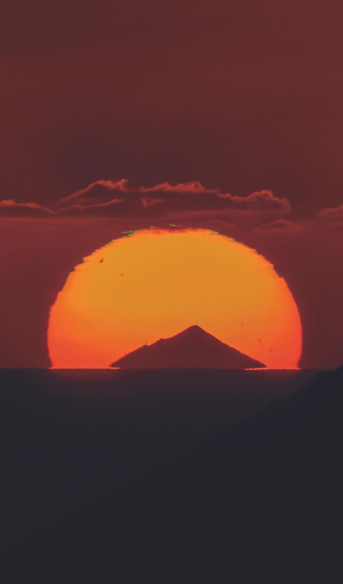 Instántanea del Teide tomada desde Tinajo (Lanzarote).