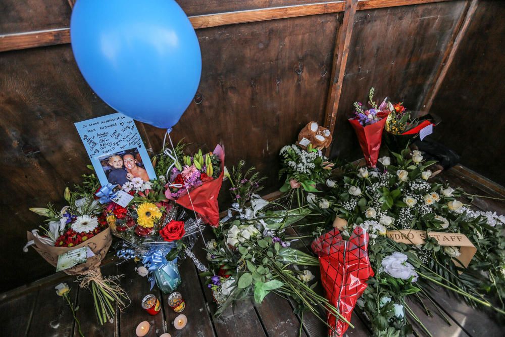 Vecinos de Orihuela Costa rinden homenaje al niño fallecido tras chocar con otro mientras jugaba