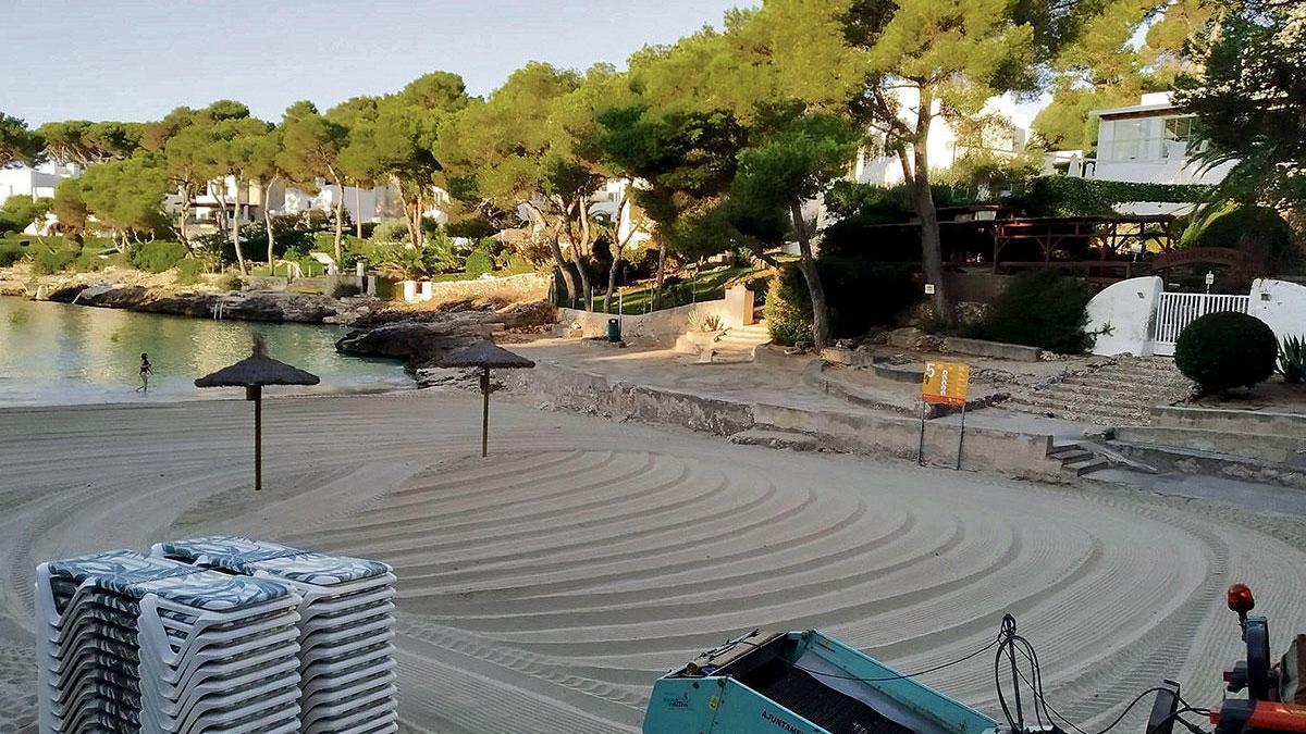 Und trotzdem wird immer neuer Müll angeschwemmt: Säuberungsarbeiten an der Cala Petita in Cala d&#039;Or