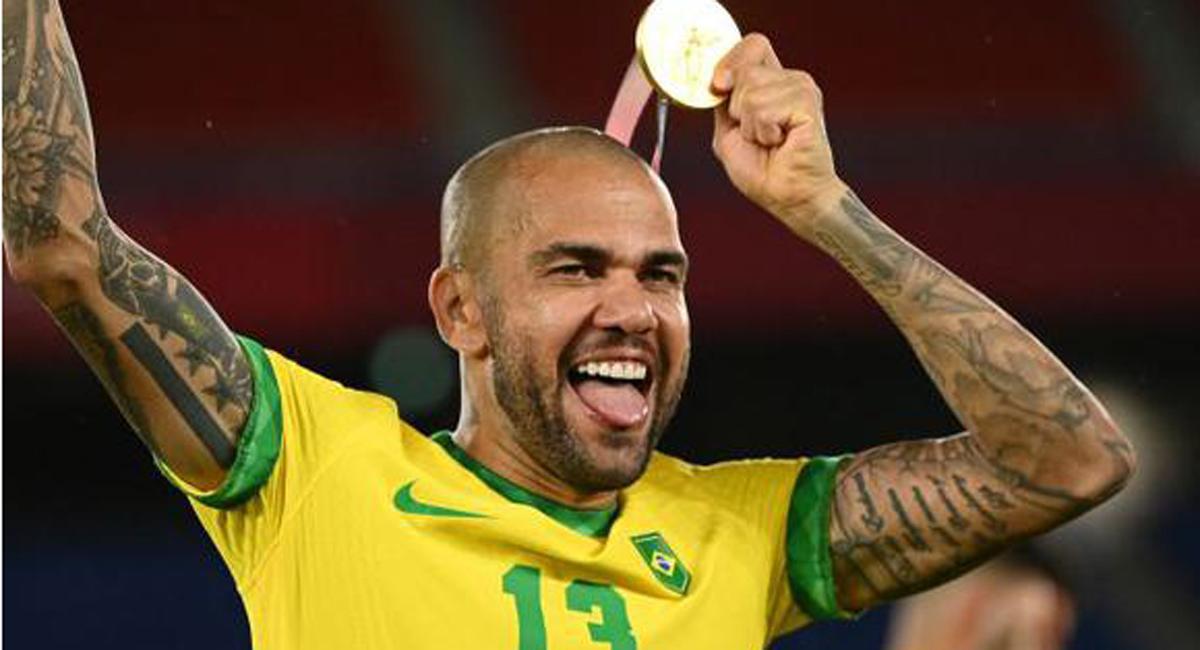 Dani Alves, con la medalla ganada por Brasil