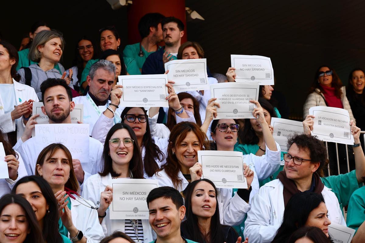 Médicos en la concentración del hospital Clínico en el primer día de huelga.