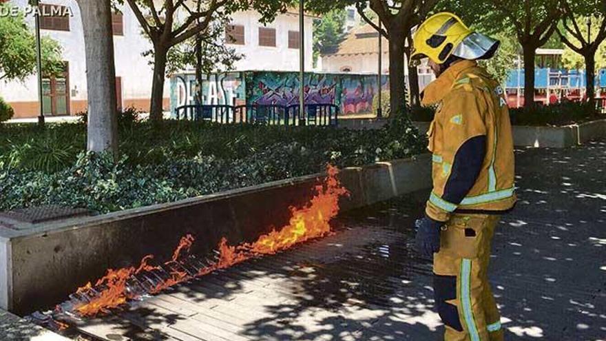 Un bombero, junto al fuego en el Parc de ses Estacions.