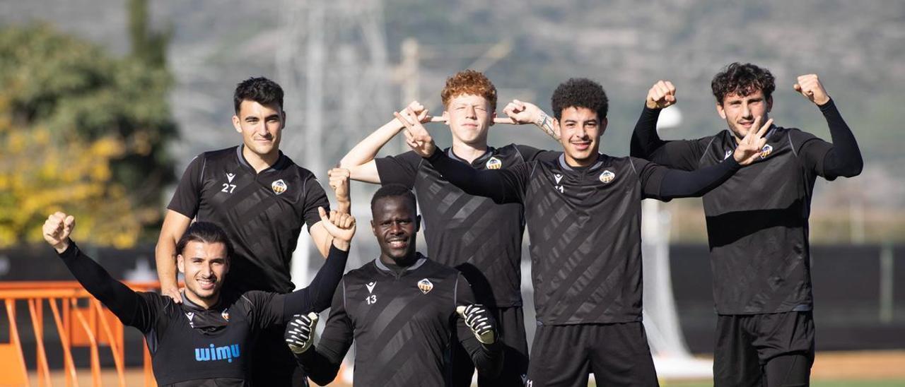 n grupo de futbolistas del Castellón exterioriza su alegría en el entrenamiento de ayer, en Marina d’Or.