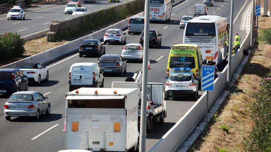 Atasco por un accidente en Vía de Cintura