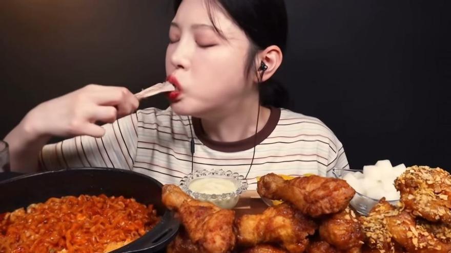 Tragèdia a les xarxes: Mor Chen Ziyi, coneguda per ingerir grans quantitats de menjar a TikTok