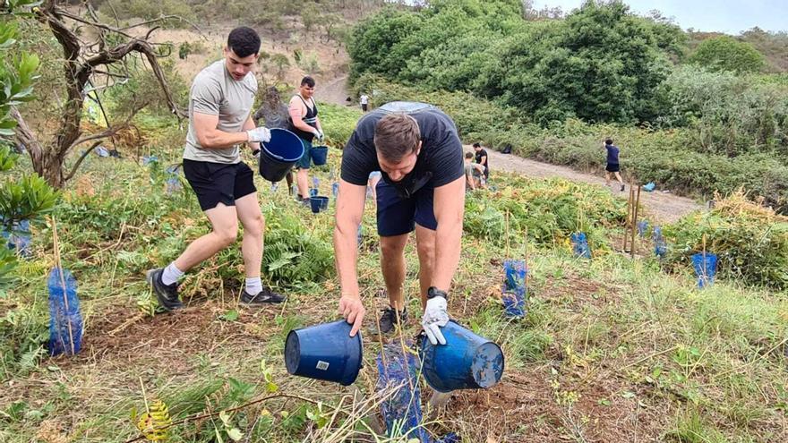 Los marines norteamericanos del ‘USS Bulkeley’ trabajan tierra adentro