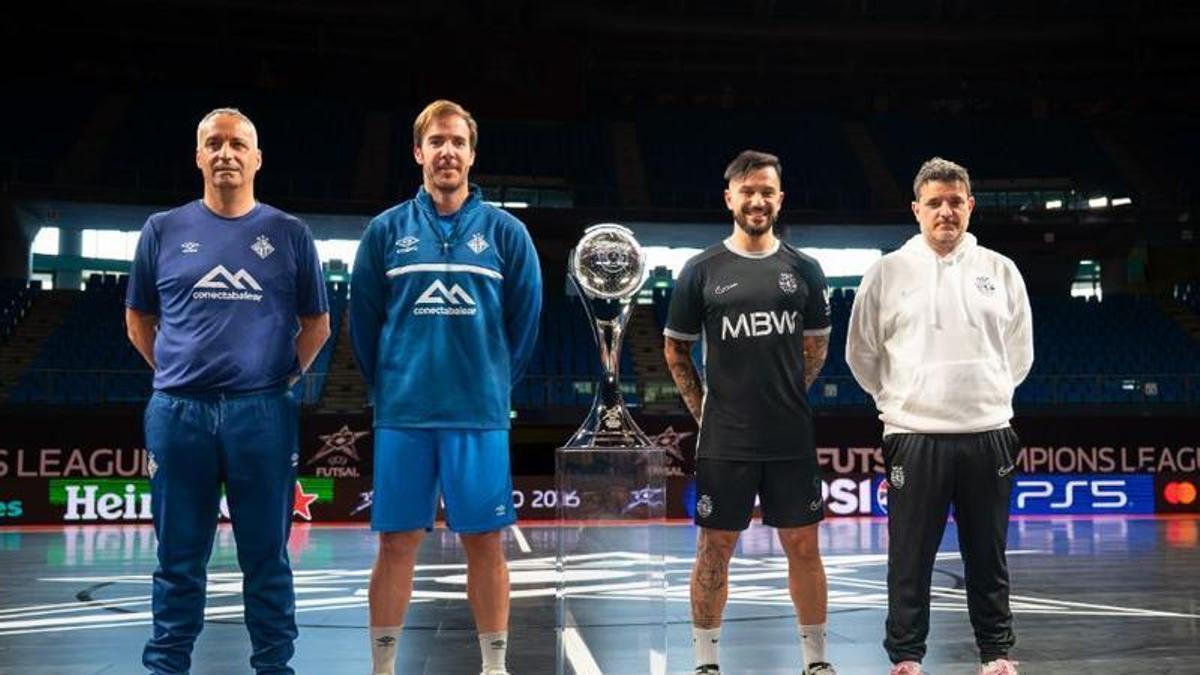 Antonio Vadillo, Carlos Barrón, Joao Matos y Nuno Dias posan ayer junto al trofeo de la Champions.