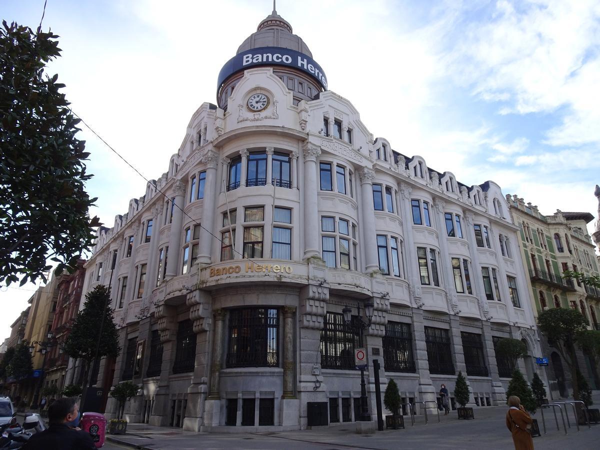 Una imagen del antiguo edificio del Banco Herrero.