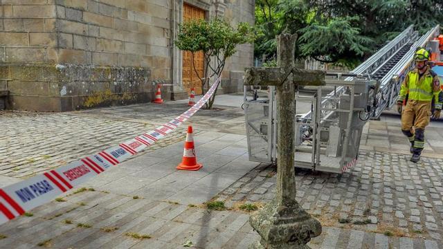 La cruz fue retirada por los efectivos de Emerxencias.