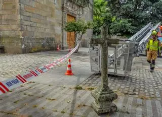 La vegetación provoca la caída de parte del alero del campanario de Santa Baia