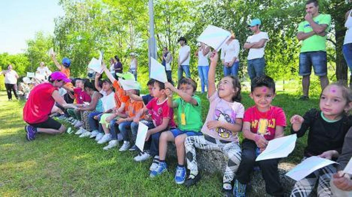 Los niños de las escuelas unitarias de Poio celebran las Letras Galegas