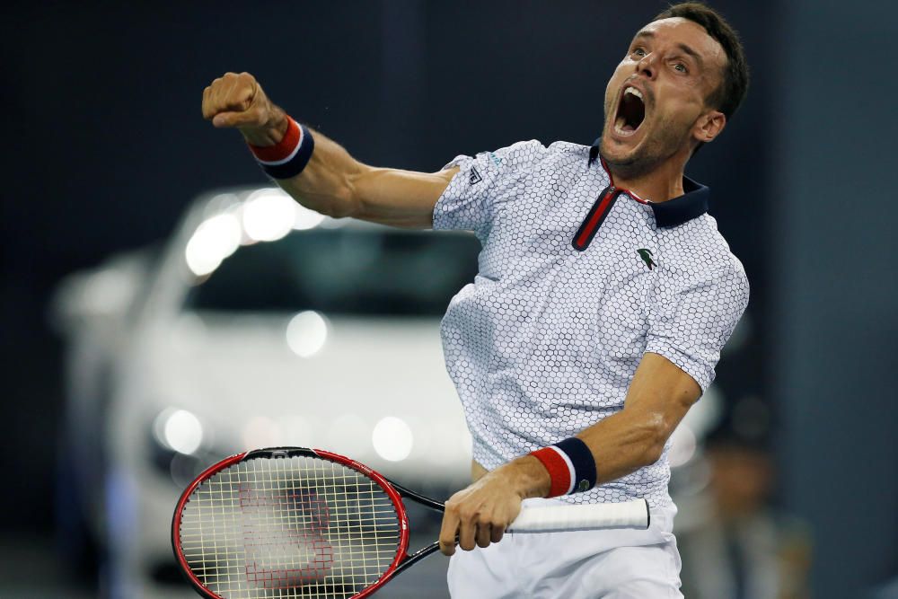 El español Roberto Bautista celebra la victoria ante el francés Jo-Wilfried Tsonga