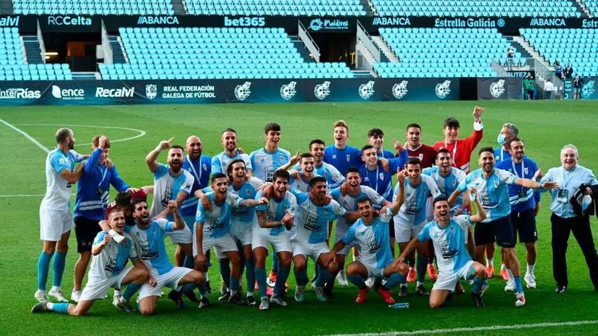 La plantilla del Compostela celebra en Balaídos el ascenso a Segunda División B.