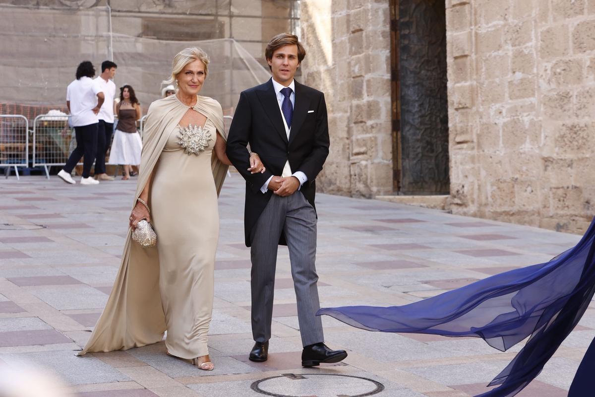 Javier Millet junto a su madre durante su entrada a la iglesia de San Bartolomé en Xàbia.