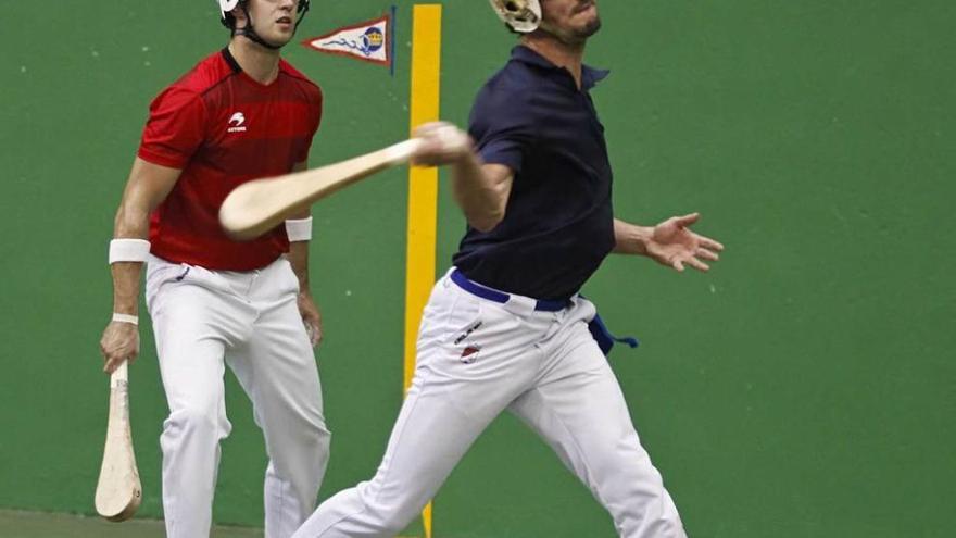 Laskoiti golpea la pelota ante la mirada de Sanz.