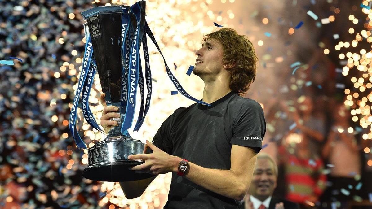 Zverev levanta el trofeo que lo confirma como nuevo Maestro del tenis