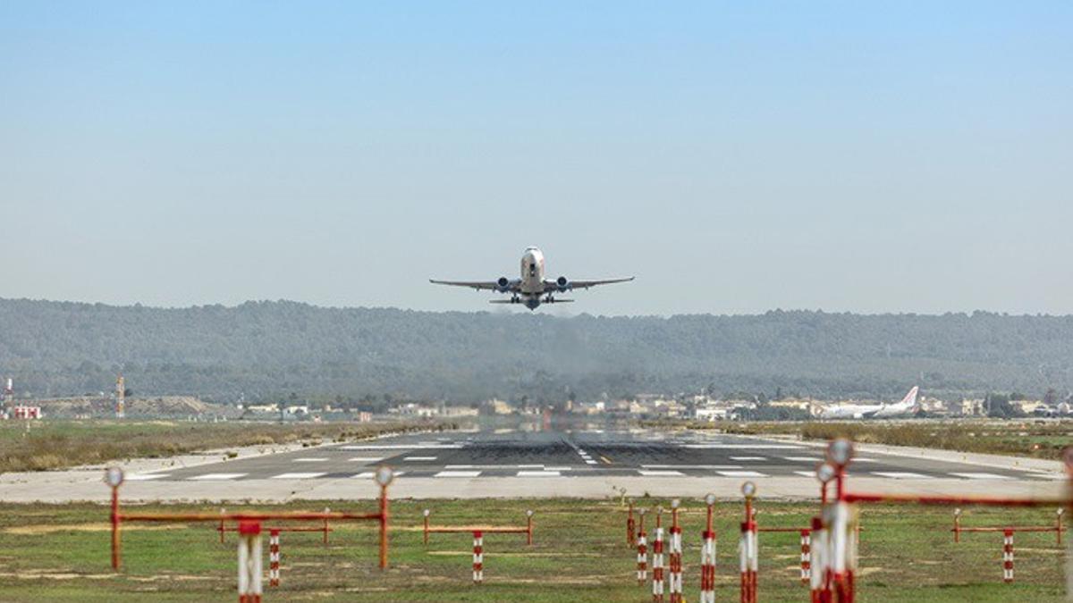 Archivo - Avión en pista