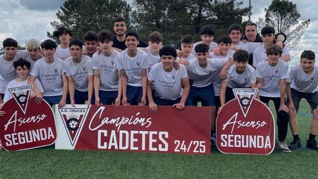 Los cadetes del Cruces celebran su título y el ascenso.