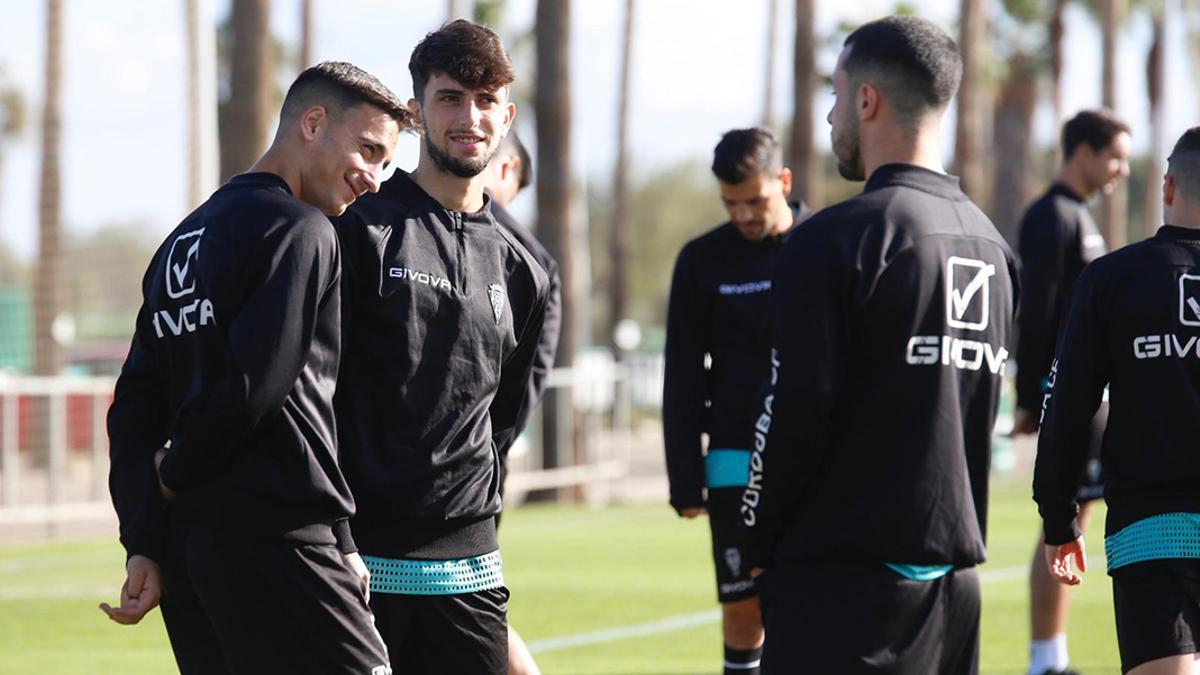Christian Delgado, en el centro, con Tala a la izquierda, habla con Puga en la sesión de trabajo de hoy con el Córdoba CF.