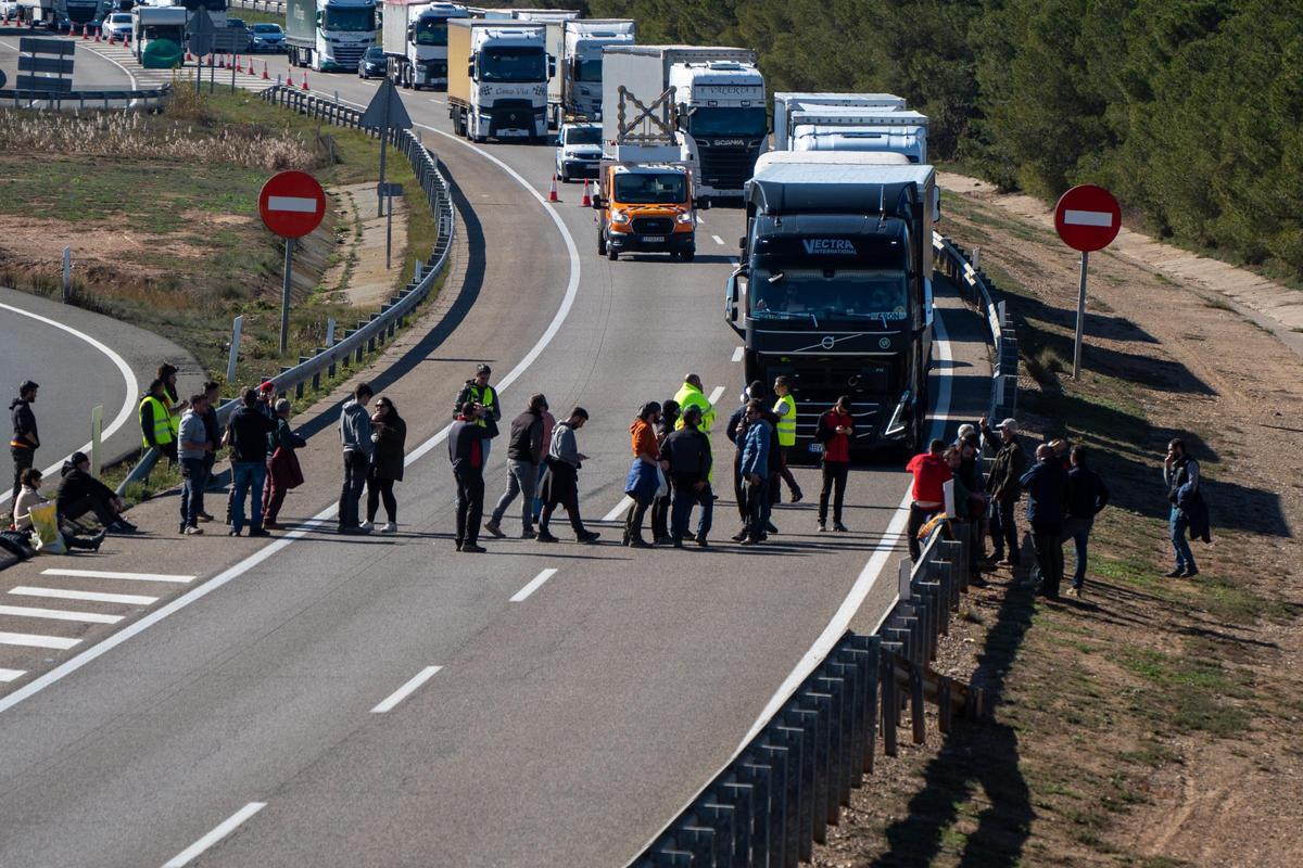 Nueva protesta de los agricultores en la entrada a Cataluña desde Aragón, en Soses