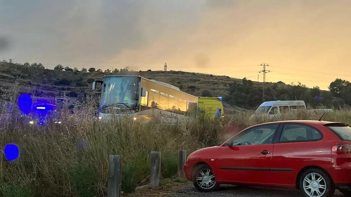 Un accidente entre un autobús y una moto corta la carretera de Manresa al Pont de Vilomara.