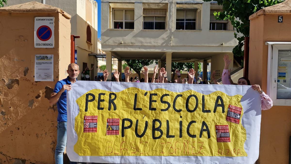 Colegiales y maestros del CEIP Blasco Ibáñez han recibido con nuna gran pancarta a los manifestantes-