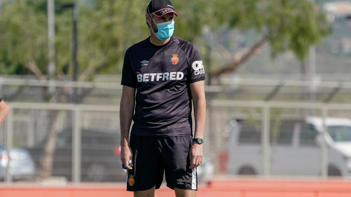 Vicente Moreno, durante el entrenamiento del Mallorca.