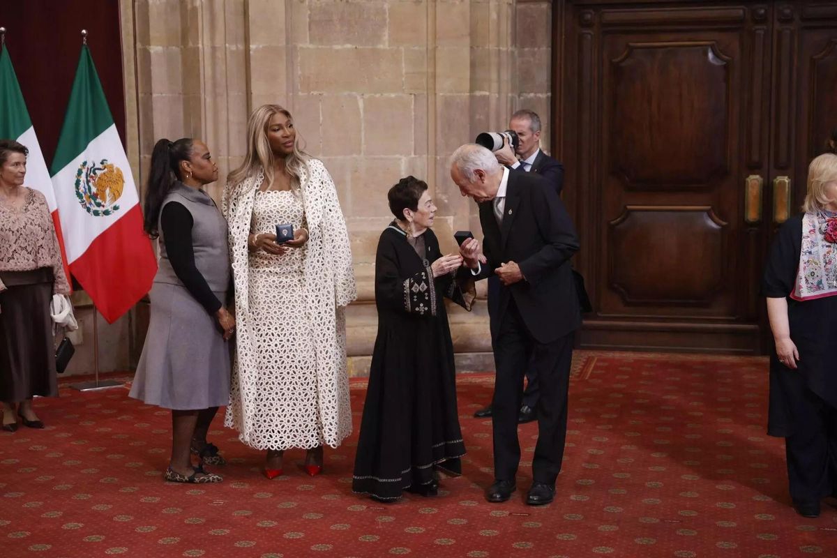 Serena Williams, de blanco, en las recepciones del Reconquista.
