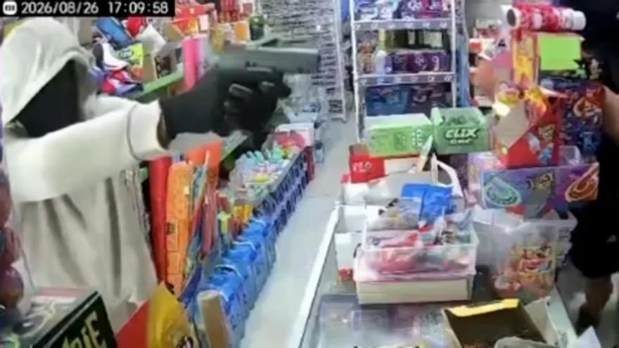 Si confronta con un rapinatore e rimane ferito a Siviglia
