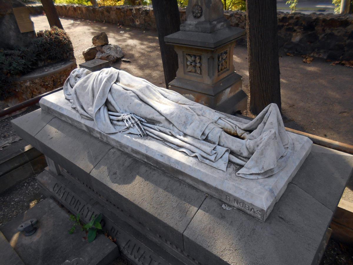 Detalle de la estatua del panteón Farreras i Framis en el Cementiri de Montjuïc.