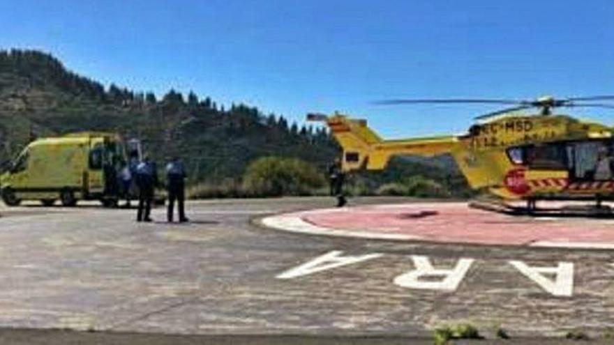 Ambulancia y helicóptero, durante la operación de traslado del hombre al Hospital Insular.