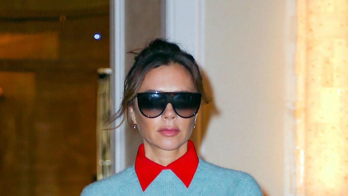 Victoria Beckham con jersey azul y camisa roja