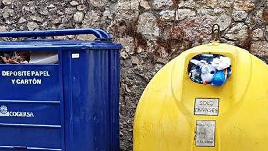 Contenedores de reciclaje llenos en Llanes.