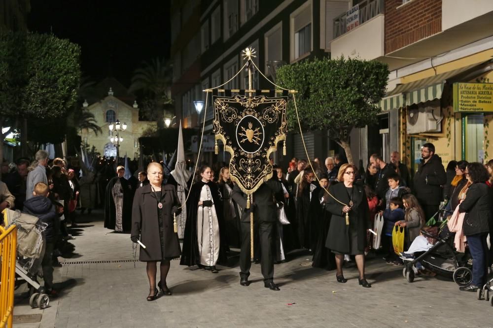 Algunas de las imágenes decanas de la Semana Santa se acercaron al mar y los paseos en Martes Santo