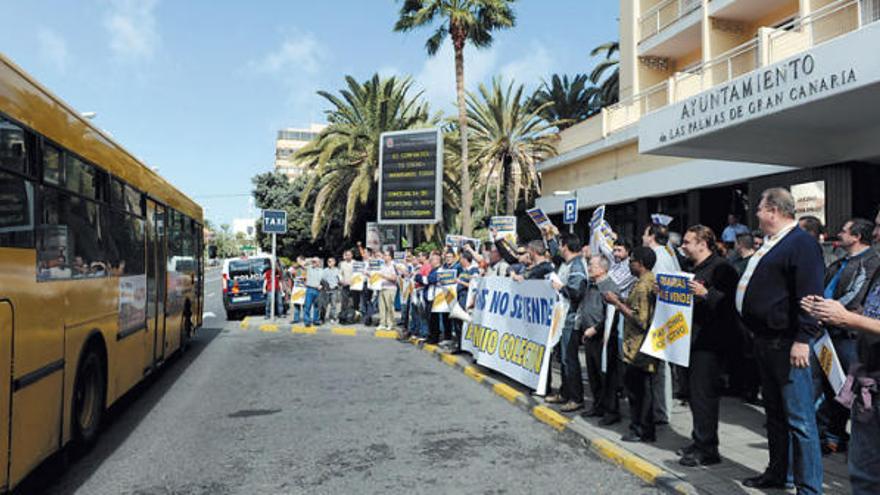 Medio centenar de guagüeros y miembros de la plataforma por la titularidad pública de la empresa se manifestaron ayer frente al Ayuntamiento.