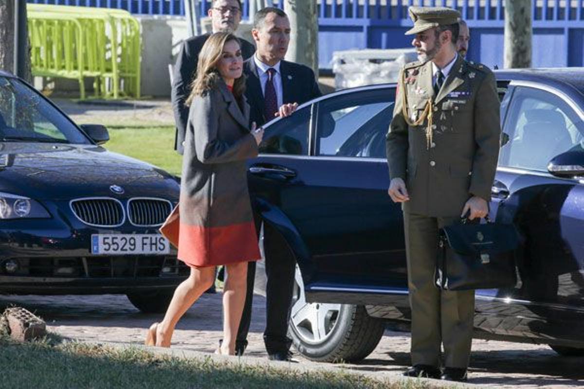 Letizia Ortiz con abrigo tricolor de Hugo Boss