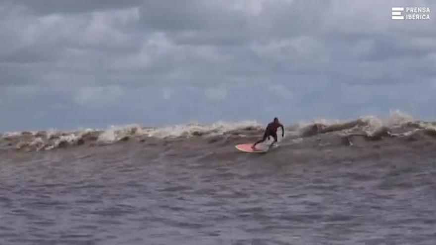 Surfear la &quot;pororoca&quot; de Brasil, una aventura inigualable