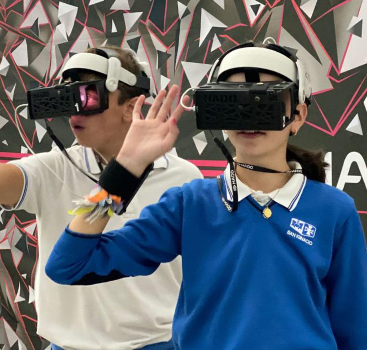 Por la izquierda, Andrés Rodríguez, Julián Álvarez, Leo González, Daniel Tello y Ángel Ye, disfrutando de la  sección de videojuegos, ayer, en la Universidad Laboral; tres alumnos con ordenadores, y Jaime de la Vega  y Lola González, con gafas de realidad virtual. | Marcos León