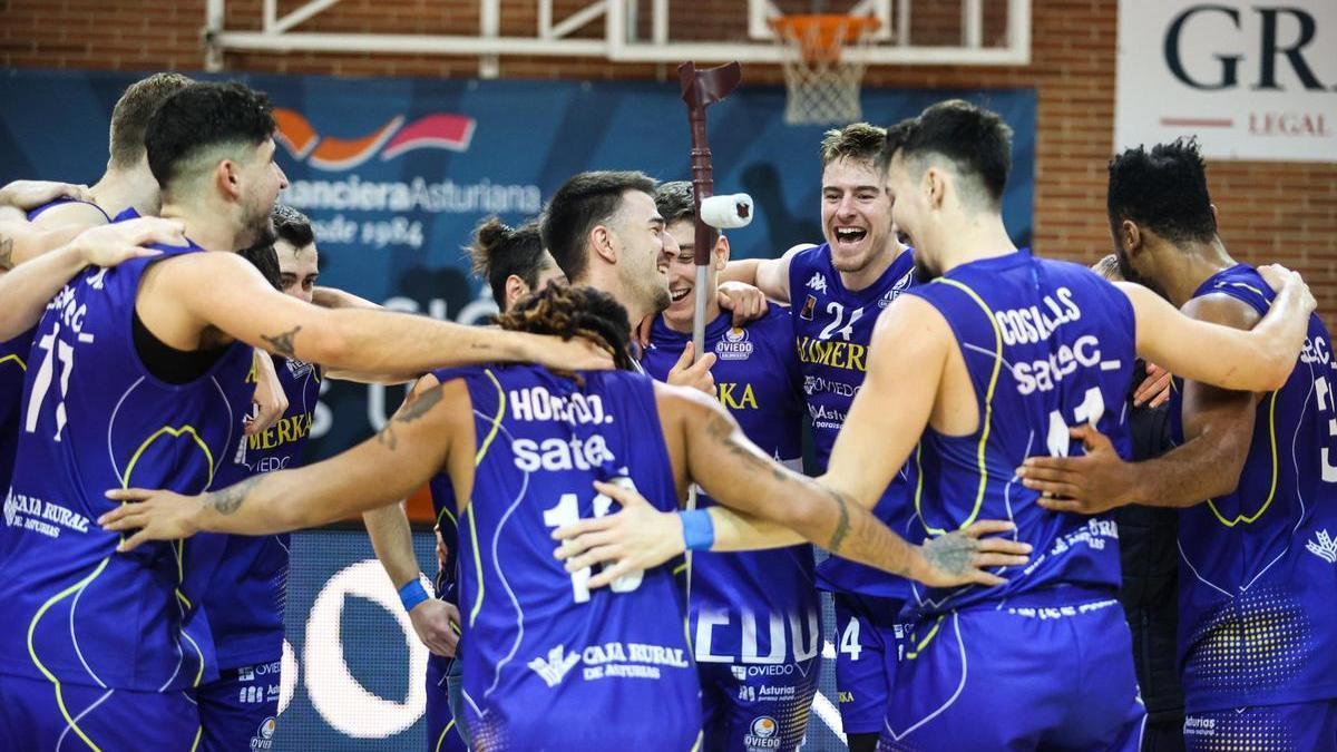 Los jugadores del Alimerka Oviedo Baloncesto celebran un triunfo.