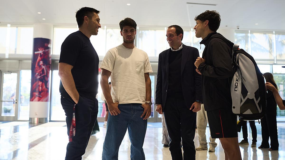 Alcaraz charlando con Bela, Carraro y Tapia