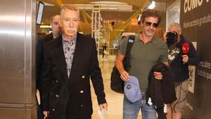 El abogado Marcos García Montes junto a Rodolfo, padre de Daniel Sancho, en el aeropuerto de Barajas