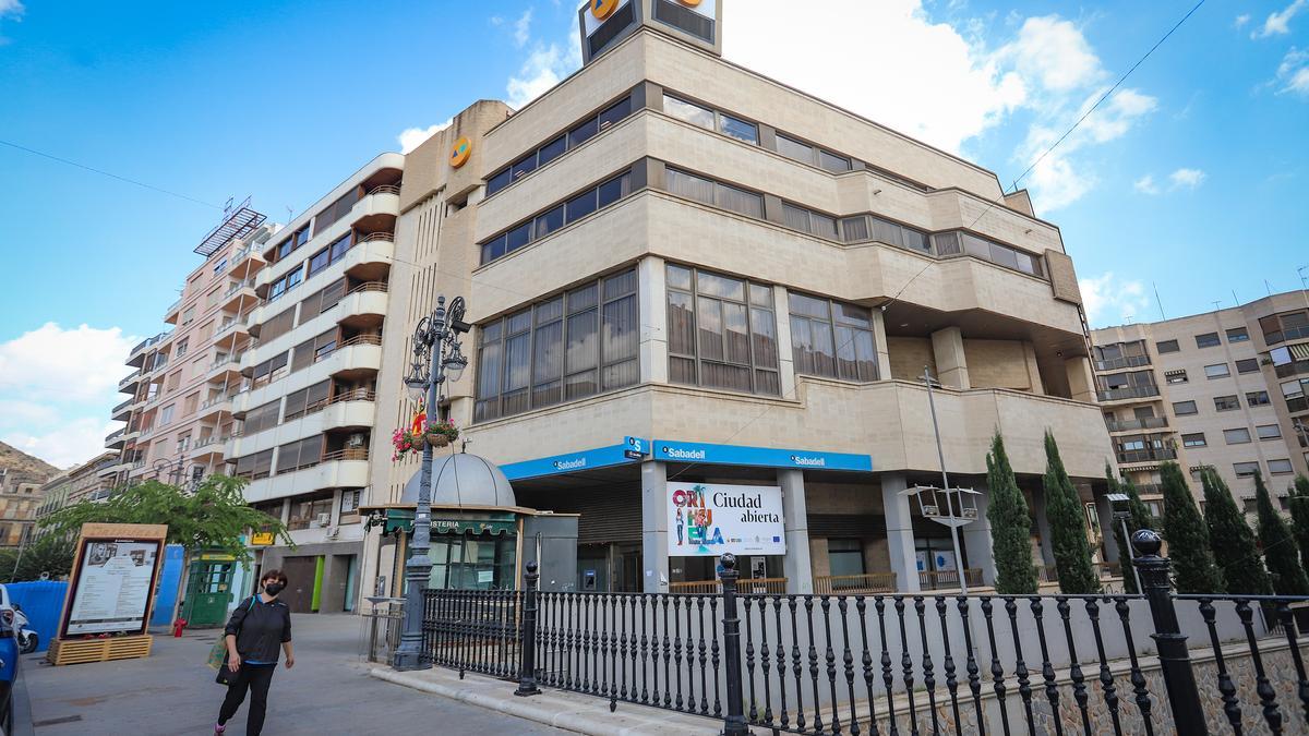 Edificio multiusos de la CAM, junto al Puente Nuevo, en Orihuela