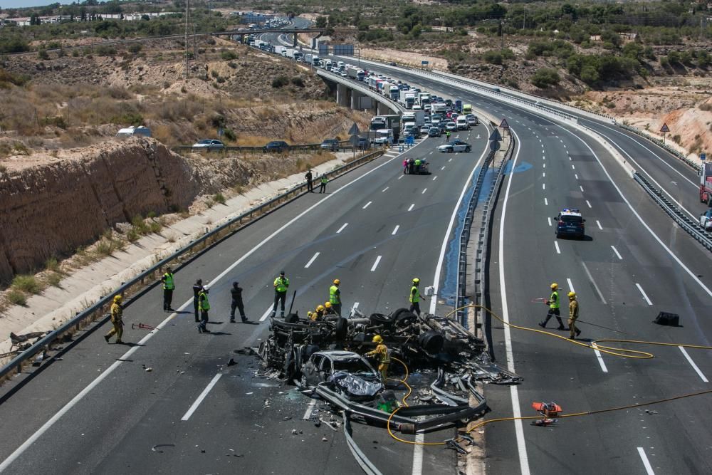 Un camión salta la mediana y colisiona con dos tur