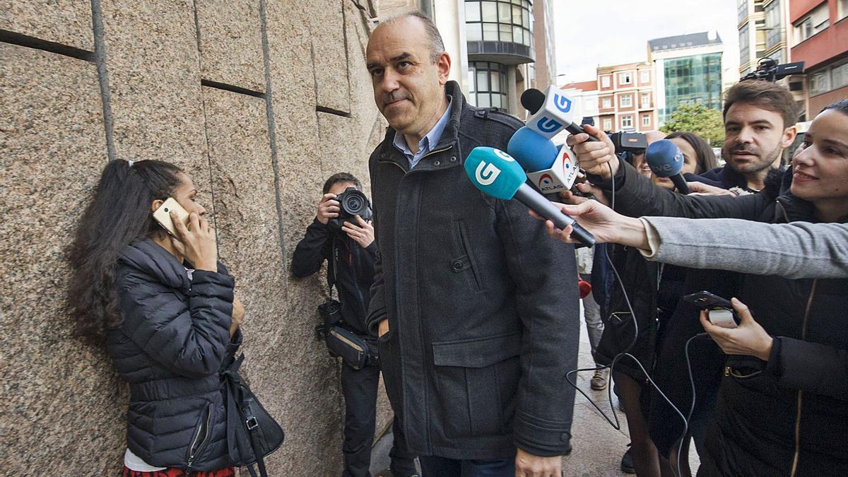 Manuel Reija, a su llegada a los juzgados de A Coruña cuando declaró ante la jueza, en 2019. |   // CASTELEIRO/ROLLER AGENCIA