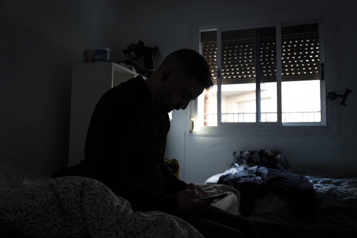 Serkan, en su habitación compartida.