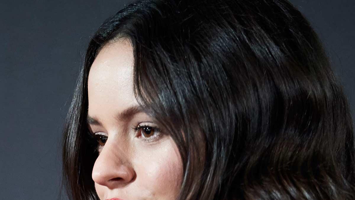 La cantante Rosalía, con labios rojos