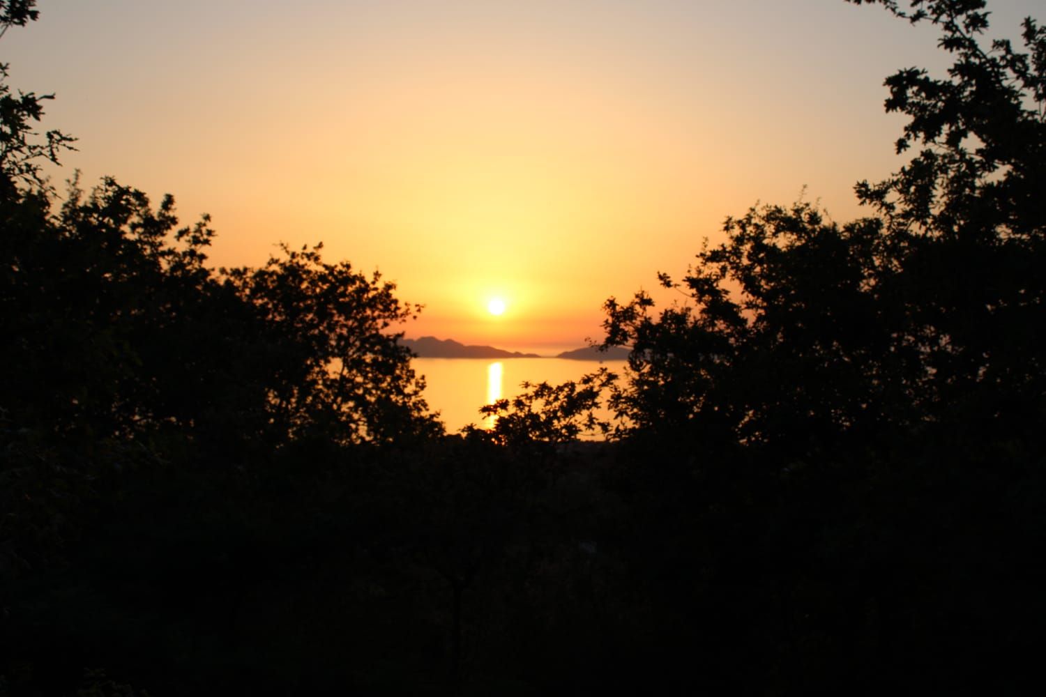 Del espectacular ocaso a la luminosidad de una luna en su plenitud en Vigo