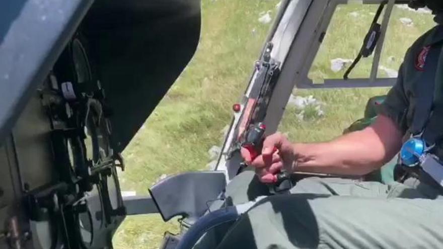 Momento del rescate de una persona perdida en los Picos de Europa cuando hacía una ruta