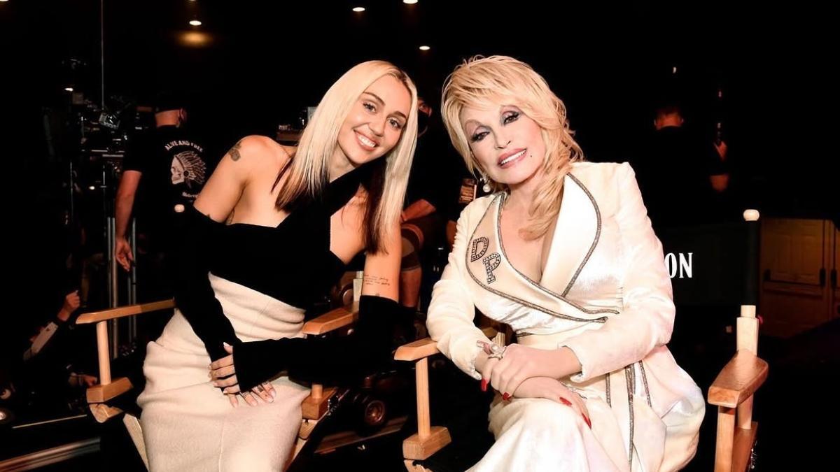 Dolly Parton y Miley Cyrus en 2022